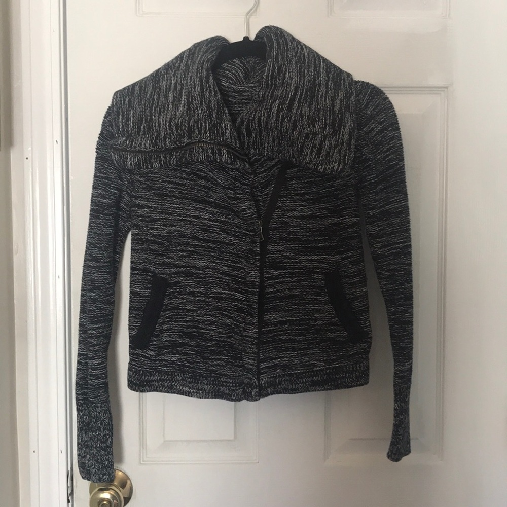 Black/white cross zip